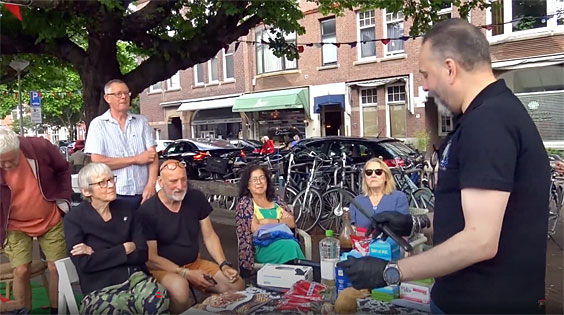 Demonstratie Indonesisch koken (uit nieuw kookboek) door Marc Tierolf van ‘Julia Indo Sweets & Treats’ aan de Weimarstraat 169A op 18 juni. Natuurlijk mocht je ook proeven. Het klaar maken van dit recept duurde een klein half uur...