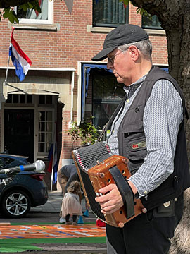 Eduard Bekker bespeelt een zg. ‘wisseltonige’ variant van de accordeon.